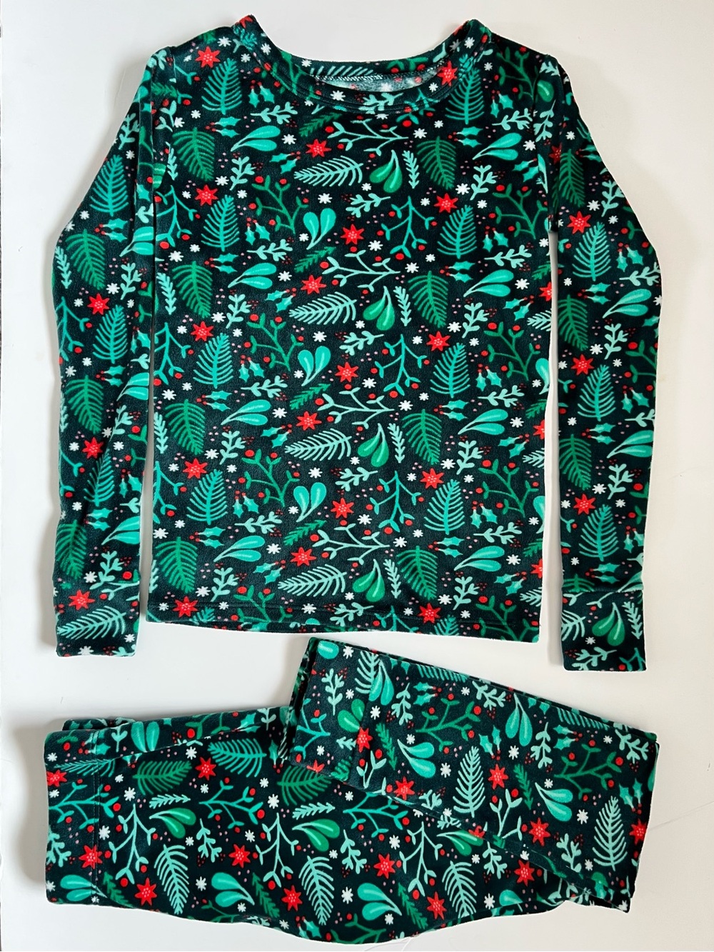 Cat & Jack Green and Red Holiday Leaf Print Pajama Set Size 6